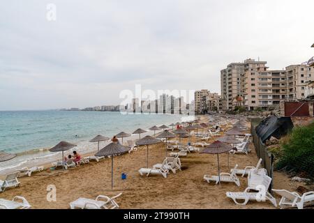 I turisti si godono il mare nella città abbandonata di Varosha. Famagosta (Kapali Maras), Cipro del Nord Foto Stock