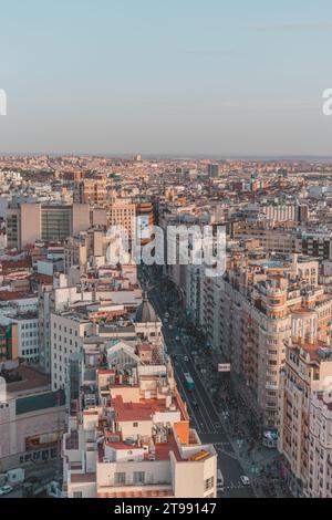 Vista aerea di un vivace paesaggio urbano con un edificio multilivello sul lato destro che si innalza verso lo skyline Foto Stock