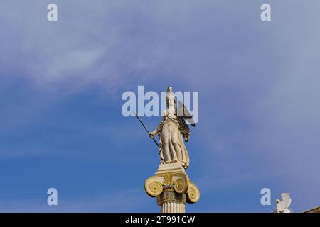 La statua di Atena, dea della saggezza, su una colonna all'esterno dell'edificio dell'Accademia Nazionale, ad Atene, in Grecia Foto Stock