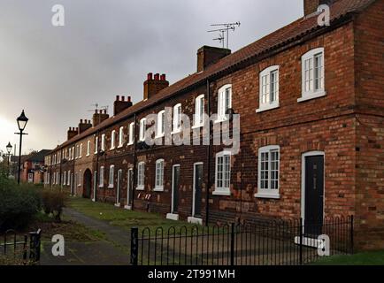 Gli ex operai del ferro avevano dorato case a schiera con un arco, in Winn Street, che fa parte del villaggio di New Frodingham a Scunthorpe nel Lincolnshire. Foto Stock