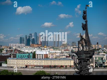 13 luglio 2022, Mosca, Russia. Vista del monumento a Pietro il grande da parte di Zurab Tsereteli nel centro della capitale russa in un giorno d'estate Foto Stock