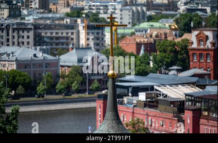 13 luglio 2022. Mosca, Russia. La croce sulla cupola della Chiesa di S.. Nicholas the Wonderworker a Golutvin (cortile cinese) nel centro di t Foto Stock