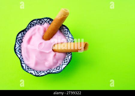 Yogurt alla fragola con wafer dolci Foto Stock