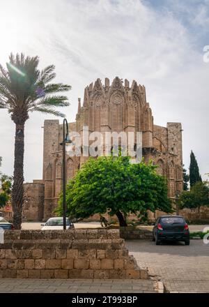 La vista posteriore della Moschea Lala Mustafa Pasha è un antico tempio cattolico il cui nome originale era St Nicholas Cathedral. Famagosta (Gazimagusa in turco), No Foto Stock