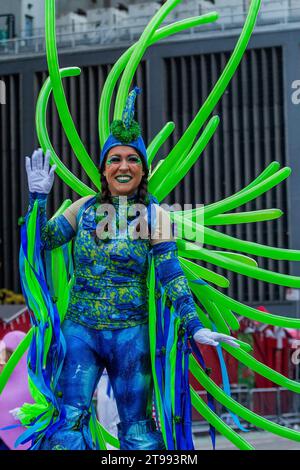 New York, Stati Uniti. 23 novembre 2023. Un artista a tema subacqueo sta salutando alla 97th Macy's Thanksgiving Day Parade a New York, New York. (Foto di Erin Lefevre/NurPhoto) credito: NurPhoto SRL/Alamy Live News Foto Stock