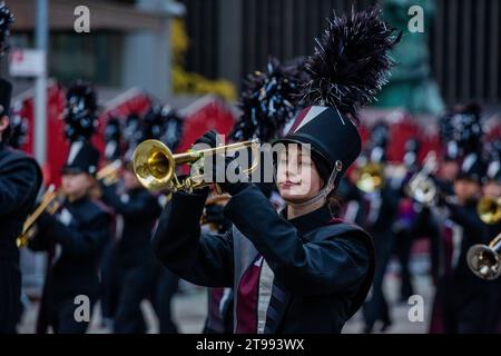 New York, Stati Uniti. 23 novembre 2023. Le band si esibiscono alla 97th Macy's Thanksgiving Day Parade a New York, New York. (Foto di Erin Lefevre/NurPhoto) credito: NurPhoto SRL/Alamy Live News Foto Stock