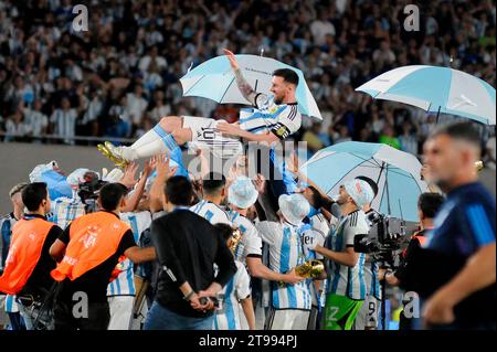 Buenos Aires, Argentina. 23 marzo 2023.Lionel messi viene sollevato dai suoi compagni di squadra durante la partita tra Argentina e Panama. Foto Stock