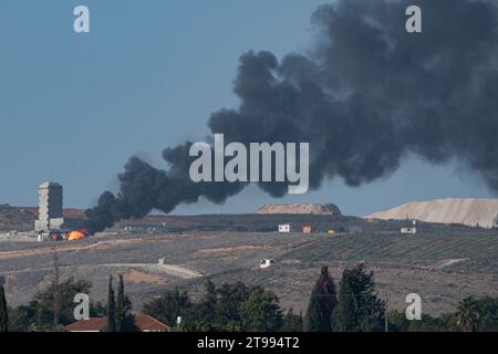 (231123) -- CONFINE LIBANESE-ISRAELIANO, 23 novembre 2023 (Xinhua) -- fiamme e fumo si alzano da una struttura agricola nel sud del Libano, come visto da Kiryat Shmona, nel nord di Israele, al confine con il Libano, a seguito dei bombardamenti dell'esercito israeliano, il 23 novembre 2023. Due persone sono state uccise e altre cinque sono rimaste ferite giovedì negli attacchi aerei israeliani nel sud del Libano, hanno detto il gruppo militante libanese Hezbollah e fonti militari. (Ayal Margolin/JINI via Xinhua) Foto Stock