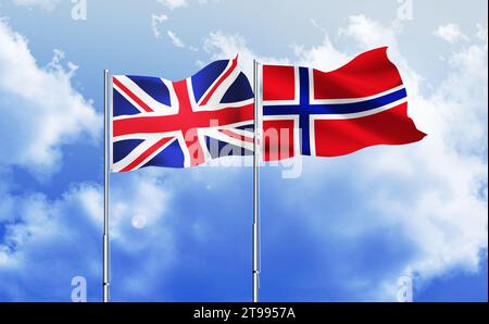 Norvegia, Regno Unito bandiere insieme che sventolano contro il cielo blu Foto Stock