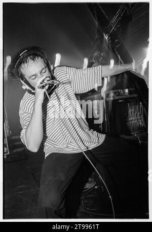 UNDERWORLD, ESSENTIAL FESTIVAL, BRIGHTON, 1996: Il cantante Karl Hyde della band techno Underworld al culmine della mania di Trainspotting nella Dance Tent all'Essential Festival 1996 allo Stanmer Park di Brighton, Inghilterra, il 25 maggio 1996. Foto: Rob Watkins Foto Stock