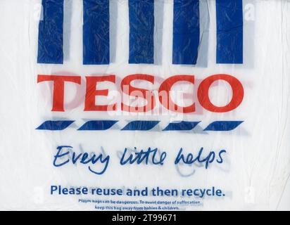 LONDRA, Regno Unito - 23 NOVEMBRE 2023: Tesco Every Little Helps Plastic bag Foto Stock
