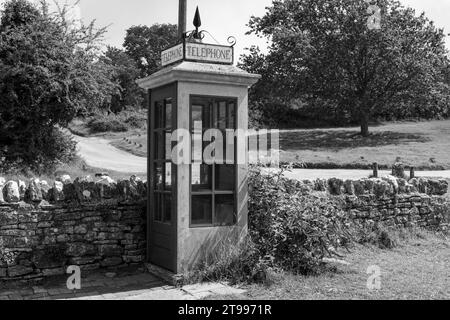 Il chiosco telefonico K1 nel villaggio di Tyneham nel Dorset Foto Stock