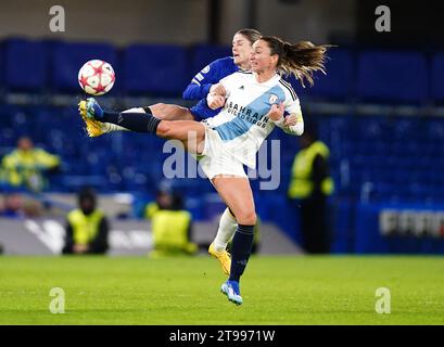 Maren Mjelde del Chelsea (a sinistra) e Gaetane Thiney del Paris FC combattono per il pallone durante la partita di UEFA Women's Champions League Group D a Stamford Bridge, Londra. Data foto: Giovedì 23 novembre 2023. Foto Stock