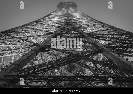 La Torre Eiffel si illumina di notte. Parigi Francia, 22 ottobre 2023. Foto Stock