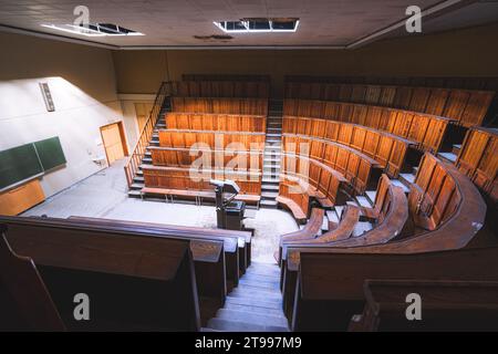 Urbex, vecchia sala conferenze abbandonata da qualche parte in Belgio. Foto Stock