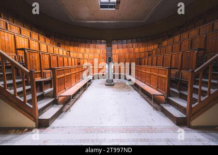 Urbex, vecchia sala conferenze abbandonata da qualche parte in Belgio. Foto Stock