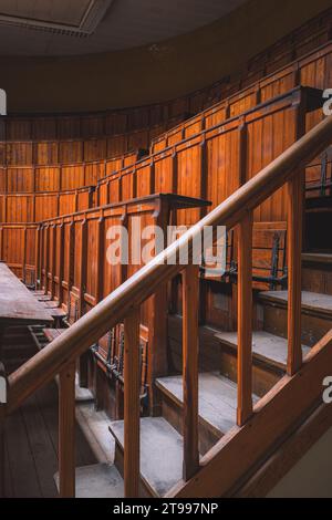 Urbex, vecchia sala conferenze abbandonata da qualche parte in Belgio. Foto Stock