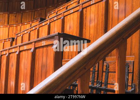 Urbex, vecchia sala conferenze abbandonata da qualche parte in Belgio. Foto Stock