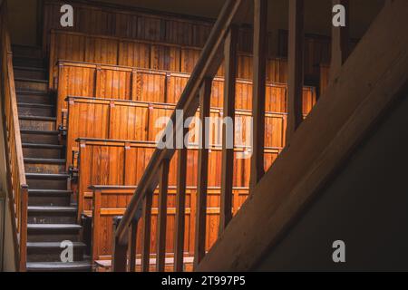 Urbex, vecchia sala conferenze abbandonata da qualche parte in Belgio. Foto Stock