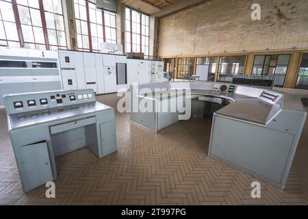 Vecchia sala di controllo da una radiazione abbandonata. Foto Stock