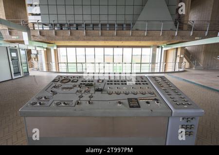 Vecchia sala di controllo da una radiazione abbandonata. Foto Stock