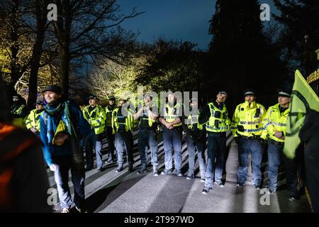 Edimburgo, Scozia. 23 novembre 2023. La polizia si schiera dietro i manifestanti Extinction Rebellion Climate protesta contro il politico scozzese dell'anno Awards Credit: Raymond Davies / Alamy Live News Foto Stock
