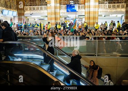 Amsterdam, Paesi Bassi. 23 novembre 2023. I manifestanti pro-palestinesi tengono un sit-in all'interno della stazione ferroviaria centrale di Amsterdam per mostrare solidarietà a Gaza. Crediti: Sarai Koornneef/Alarmy Live News Foto Stock