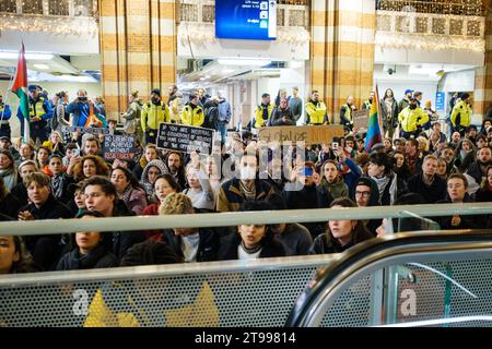 Amsterdam, Paesi Bassi. 23 novembre 2023. I manifestanti pro-palestinesi tengono un sit-in all'interno della stazione ferroviaria centrale di Amsterdam per mostrare solidarietà a Gaza. Crediti: Sarai Koornneef/Alarmy Live News Foto Stock