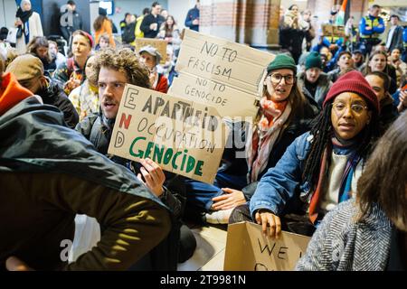 Amsterdam, Paesi Bassi. 23 novembre 2023. I manifestanti pro-palestinesi tengono un sit-in all'interno della stazione ferroviaria centrale di Amsterdam per mostrare solidarietà a Gaza. Crediti: Sarai Koornneef/Alarmy Live News Foto Stock