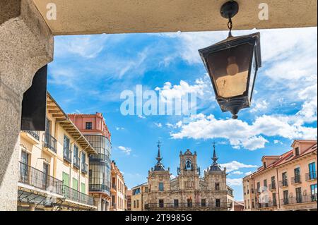 Dettaglio della vecchia piazza principale con portici nella città di Astorga, Castiglia e León, Spagna Foto Stock