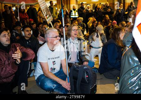 Amsterdam, Paesi Bassi. 23 novembre 2023. I manifestanti pro-palestinesi tengono un sit-in all'interno della stazione ferroviaria centrale di Amsterdam per mostrare solidarietà a Gaza. Crediti: Sarai Koornneef/Alarmy Live News Foto Stock