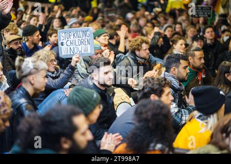 Amsterdam, Paesi Bassi. 23 novembre 2023. I manifestanti pro-palestinesi tengono un sit-in all'interno della stazione ferroviaria centrale di Amsterdam per mostrare solidarietà a Gaza. Crediti: Sarai Koornneef/Alarmy Live News Foto Stock