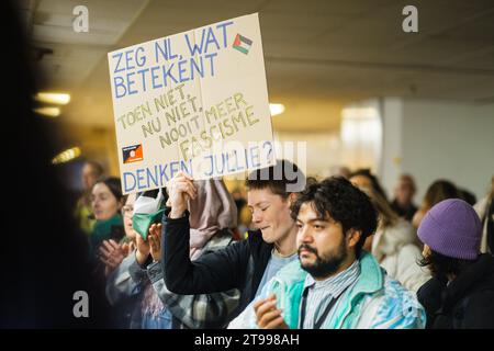 Amsterdam, Paesi Bassi. 23 novembre 2023. I manifestanti pro-palestinesi tengono un sit-in all'interno della stazione ferroviaria centrale di Amsterdam per mostrare solidarietà a Gaza. Crediti: Sarai Koornneef/Alarmy Live News Foto Stock