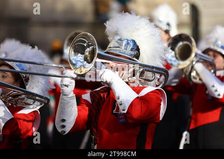 I Rutgers University Marching Scarlet Knights si esibiscono durante la 97th Macy's Thanksgiving Day Parade a New York, giovedì 23 novembre 2023. (Foto: Gordon Donovan) Foto Stock