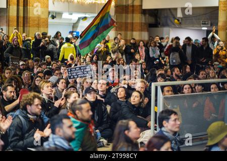 Amsterdam, Paesi Bassi. 23 novembre 2023. I manifestanti pro-palestinesi tengono un sit-in all'interno della stazione ferroviaria centrale di Amsterdam per mostrare solidarietà a Gaza. Crediti: Sarai Koornneef/Alarmy Live News Foto Stock