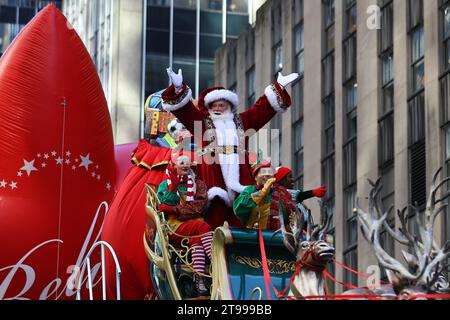 Babbo Natale salta alle folle dalla cima della Macy's Babbo Natale's Sleigh durante la 97th Macy's Thanksgiving Day Parade a New York, giovedì 23 novembre 2023. (Foto: Gordon Donovan) Foto Stock