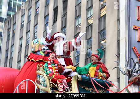 Babbo Natale salta alle folle dalla cima della Macy's Babbo Natale's Sleigh durante la 97th Macy's Thanksgiving Day Parade a New York, giovedì 23 novembre 2023. (Foto: Gordon Donovan) Foto Stock