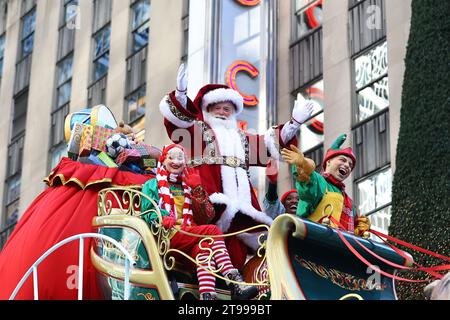 Babbo Natale salta alle folle dalla cima della Macy's Babbo Natale's Sleigh durante la 97th Macy's Thanksgiving Day Parade a New York, giovedì 23 novembre 2023. (Foto: Gordon Donovan) Foto Stock