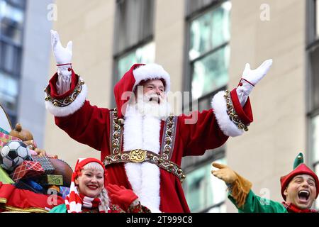 Babbo Natale salta alle folle dalla cima della Macy's Babbo Natale's Sleigh durante la 97th Macy's Thanksgiving Day Parade a New York, giovedì 23 novembre 2023. (Foto: Gordon Donovan) Foto Stock