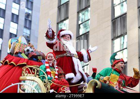 Babbo Natale salta alle folle dalla cima della Macy's Babbo Natale's Sleigh durante la 97th Macy's Thanksgiving Day Parade a New York, giovedì 23 novembre 2023. (Foto: Gordon Donovan) Foto Stock