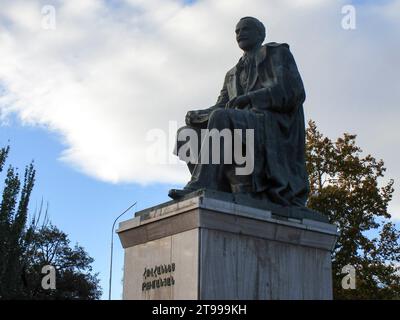 Statua di Hovhannes Tumanyan in Piazza della libertà a Erevan. Foto Stock