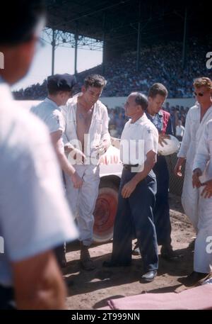 SACRAMENTO, CA - AGOSTO 1958: Un gruppo di uomini tende al conducente dopo che la sua auto è stata girata e si è schiantata durante una mostra di auto alla Sacramento State Fair, nell'agosto 1958 a Sacramento, California. (Foto di Hy Peskin) Foto Stock