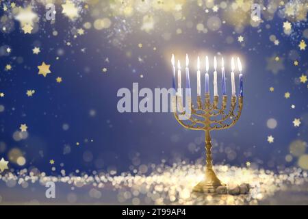 Felice Hanukkah. Candele accese in menorah. Celebrazione familiare della festa ebraica. Foto Stock