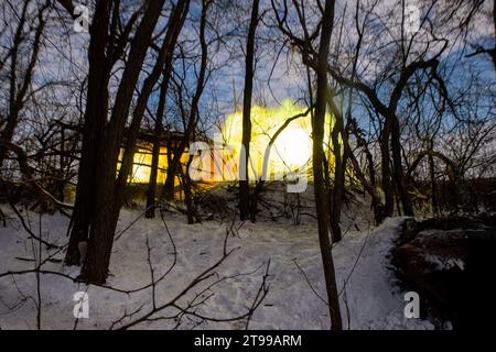 Kupyansk, Oblast' di Charkiv, Ucraina. 22 novembre 2023. I soldati ucraini sparano un pezzo di artiglieria S21 alle posizioni russe nella regione di Charkiv. Comandando una posizione di artiglieria nella regione, le truppe ucraine si preparano all'inverno e ai potenziali assalti russi. (Immagine di credito: © Madeleine Kelly/ZUMA Press Wire) SOLO USO EDITORIALE! Non per USO commerciale! Foto Stock