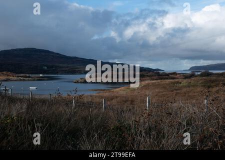 L'isola di Ulva attraverso il Sound of Ulva da Mull, Scozia Foto Stock