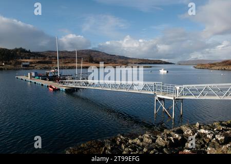 Molo e isola di Ulva da Mull, Ebridi interne, Scozia Foto Stock