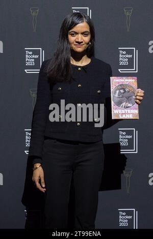 Londra, Regno Unito. 23 novembre 2023. LONDRA, REGNO UNITO - 23 NOVEMBRE 2023: L'autrice britannica Chetna Maroo posa con il suo libro "Western Lane" finalista per il Booker Prize 2023 durante un evento pubblico al Southbank Centre di Londra, Regno Unito il 23 novembre 2023. Il vincitore del Booker Prize 2023 verrà annunciato durante una cerimonia di premiazione e una cena tenutasi all'Old Billingsgate di Londra domenica 26 novembre 2023. (Foto di Wiktor Szymanowicz/NurPhoto) credito: NurPhoto SRL/Alamy Live News Foto Stock