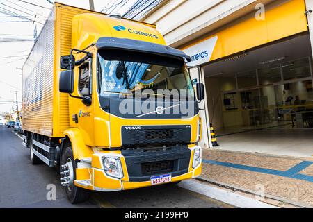 Marilia, San Paolo, Brasile, 23 agosto 2023. Box Truck per il trasporto e le consegne Sedex parcheggiato di fronte a un ufficio postale nel centro della città Foto Stock