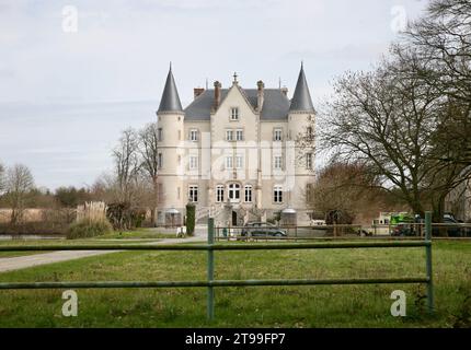 Un magnifico e bellissimo castello nella campagna francese nella primavera del 2023 Foto Stock