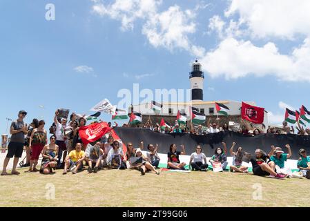 Salvador, Bahia, Brasile - 11 novembre 2023: I manifestanti sono visti con la bandiera palestinese durante una protesta nella città di Salvador, Bahia. Foto Stock